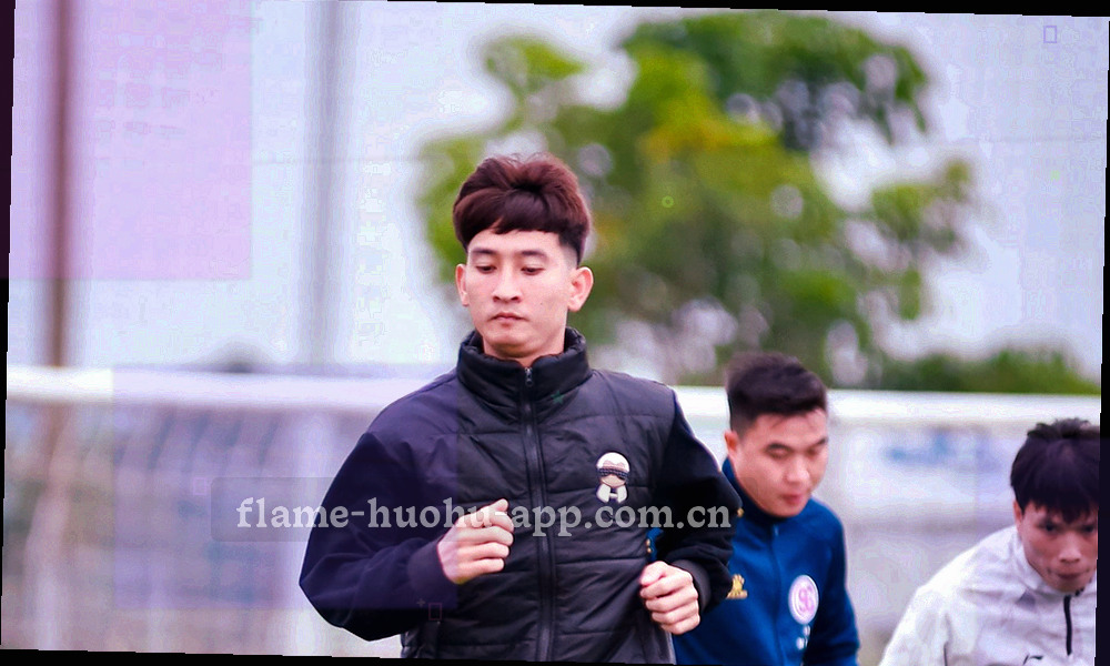多版手机界面堆叠排布，版本号在界面上方高亮